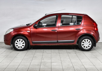Подержанный автомобиль Renault Sandero 2010 года (8 фото)