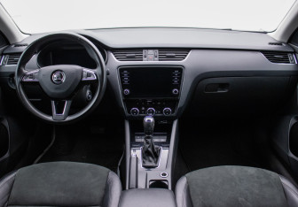 Подержанный автомобиль Skoda Octavia Liftback 2019 года (13 фото)