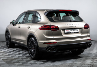 Подержанный автомобиль Porsche Cayenne 2016 года (7 фото)