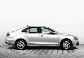 Подержанный автомобиль Volkswagen Jetta Sedan 2017 года (4 фото)