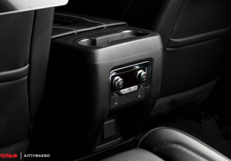 Подержанный автомобиль GMC Yukon 2023 года (18 фото)