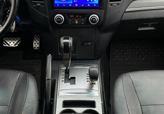 Подержанный автомобиль Mitsubishi Pajero 2011 года (13 фото)