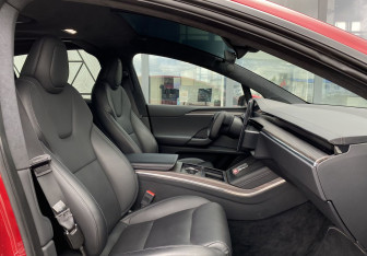 Подержанный автомобиль Tesla Model X 2023 года (24 фото)