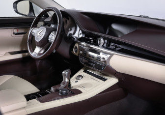 Подержанный автомобиль Lexus ES 2015 года (9 фото)