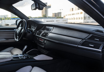 Подержанный автомобиль BMW X6 2013 года (14 фото)