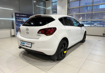 Подержанный автомобиль Opel Astra Hatchback 2012 года (4 фото)