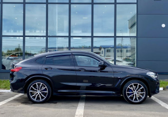 Подержанный автомобиль BMW X4 2018 года (4 фото)