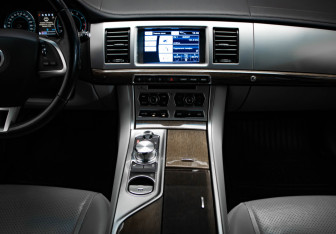 Подержанный автомобиль Jaguar XF Sedan 2011 года (19 фото)