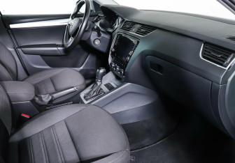 Подержанный автомобиль Skoda Octavia Wagon 2018 года (8 фото)