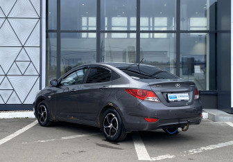 Подержанный автомобиль Hyundai Solaris Sedan 2012 года (7 фото)