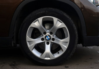 Подержанный автомобиль BMW X1 2012 года (15 фото)