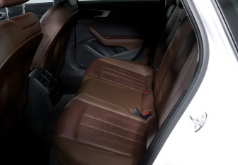 Подержанный автомобиль Audi A4 Sedan 2018 года (10 фото)