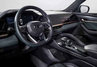 Подержанный автомобиль Geely Monjaro 2023 года (14 фото)