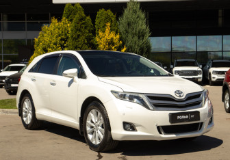 Подержанный автомобиль Toyota Venza 2013 года (2 фото)