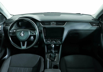 Подержанный автомобиль Skoda Octavia Liftback 2019 года (12 фото)