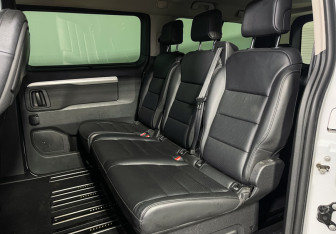 Подержанный автомобиль Peugeot Traveller 2022 года (10 фото)