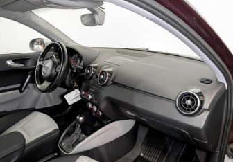 Подержанный автомобиль Audi A1 2012 года (11 фото)