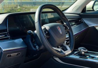 Подержанный автомобиль Hongqi HS5 2023 года (13 фото)