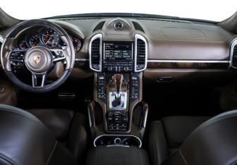 Подержанный автомобиль Porsche Cayenne 2015 года (12 фото)