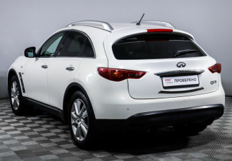 Подержанный автомобиль Infiniti QX70 2013 года (4 фото)