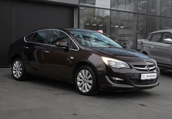 Подержанный автомобиль Opel Astra Sedan 2013 года (3 фото)