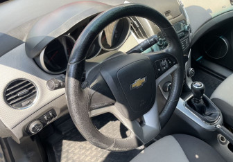 Подержанный автомобиль Chevrolet Cruze Wagon 2013 года (14 фото)