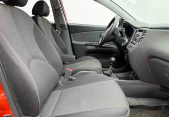 Подержанный автомобиль Kia Rio Hatchback 2010 года (10 фото)