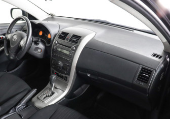 Подержанный автомобиль Toyota Corolla Sedan 2010 года (8 фото)