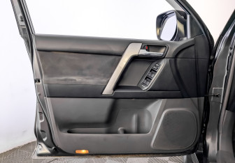 Подержанный автомобиль Toyota Land Cruiser Prado 2013 года (19 фото)