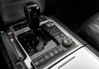 Подержанный автомобиль Toyota Land Cruiser Suv 2015 года (21 фото)