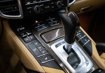 Подержанный автомобиль Porsche Cayenne 2013 года (18 фото)