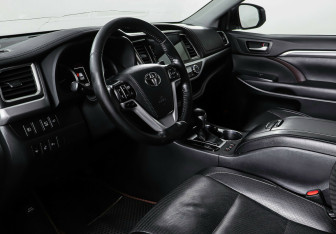 Подержанный автомобиль Toyota Highlander 2019 года (10 фото)