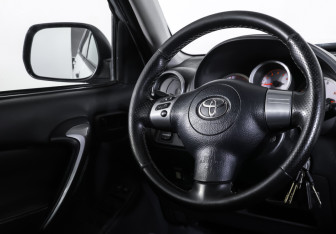 Подержанный автомобиль Toyota RAV4 2004 года (13 фото)