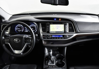 Подержанный автомобиль Toyota Highlander 2015 года (9 фото)