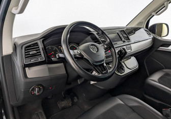 Подержанный автомобиль Volkswagen Multivan 2019 года (18 фото)