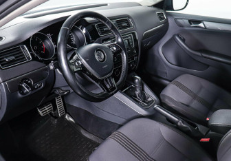 Подержанный автомобиль Volkswagen Jetta Sedan 2016 года (12 фото)