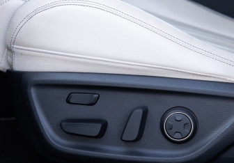 Подержанный автомобиль Genesis G70 2021 года (15 фото)