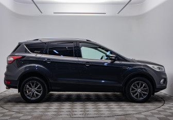Подержанный автомобиль Ford Kuga 2019 года (6 фото)