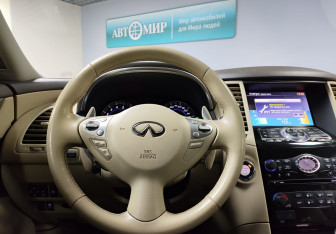 Подержанный автомобиль Infiniti QX70 2015 года (15 фото)