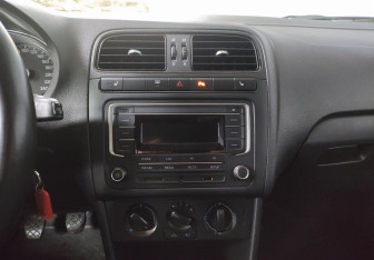 Подержанный автомобиль Volkswagen Polo Sedan 2016 года (17 фото)