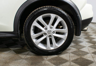 Подержанный автомобиль Nissan Juke 2011 года (17 фото)