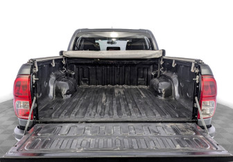 Подержанный автомобиль Toyota Hilux 2021 года (10 фото)