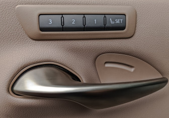 Подержанный автомобиль Lexus ES 2025 года (27 фото)