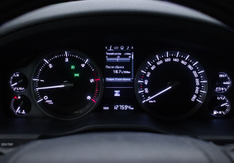 Подержанный автомобиль Toyota Land Cruiser Suv 2017 года (12 фото)