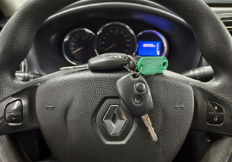 Подержанный автомобиль Renault Logan Sedan 2015 года (14 фото)