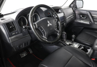 Подержанный автомобиль Mitsubishi Pajero 2013 года (5 фото)