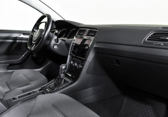 Подержанный автомобиль Volkswagen Golf Hatchback 2018 года (8 фото)