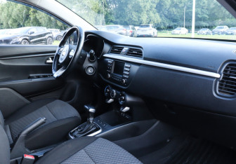 Подержанный автомобиль Kia Rio Sedan 2018 года (9 фото)