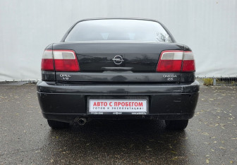 Подержанный автомобиль Opel Omega Sedan 2000 года (6 фото)