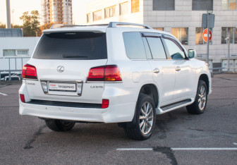 Подержанный автомобиль Lexus LX 2011 года (5 фото)